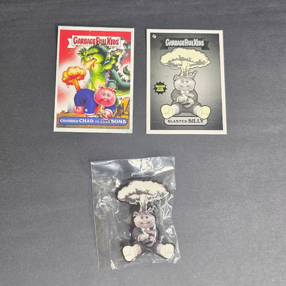 SDCC 2025 Comic Con Atomic ToyBox GPK Garbage Pail Kids B / W Pin & Card GITD